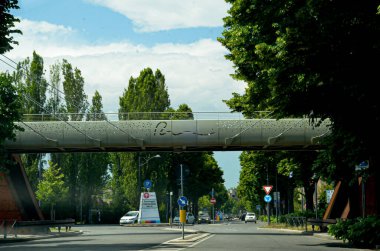 (Göçmen bürosu. 9 Haziran 2020, Rimini, İtalya: Rimini, İtalya 'da insanların hareketleri ve insanlar sokakta maske takmadan ve birkaçı onları yanlış şekilde kullanırken görülüyor, inşaat işçileri aktifler.