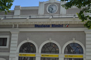 (Demiryolu istasyonunda hareketlilik var. 19 Haziran 2020, Rimini, İtalya: İtalya 'da sınırların açılmasından sonra, turizm şehri Rimini meşgul oluyor. Rimini Tren İstasyonu bu Cuma çok sayıda turist ağırlayacak.