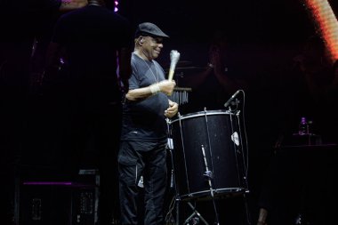 Sao Paulo 'daki Allianz Parque' da açık hava müzikali. 1 Ağustos 2020, Sao Paulo, Brezilya: Brezilyalı şarkıcılar yeni arabalı sinema formatında müzik şovlarını sunar