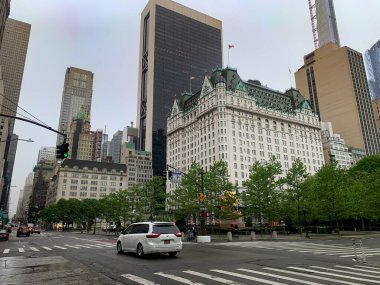 New York, ABD: New York City 'nin bu hafta yeniden açılmasına rağmen, Coronavirus salgını nedeniyle Times Meydanı bölgesinde bazı mağazalar hala kapalı