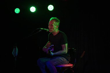 IRA FOLK 'un müzikal gösterisi. 18 Aralık 2020, Sao Paulo, Brezilya: Nasi ve Edgard Scandurra, TOM BRASIL 'in sahnesinde ilk kez. Şovu, IRA 'yı aradılar! Grubun klasik akustik ve duygusal performansı olan FOLK