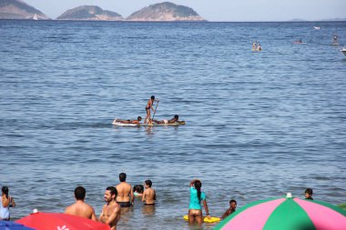 Rio de Janeiro sahillerindeki insanlar