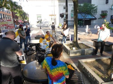 1 Eylül 2020, Manchester, New Hampshire, ABD: Bir grup aktivist, maske takmak için önerilen kararnameye karşı Belediye Binası önünde gösteri düzenledi. 