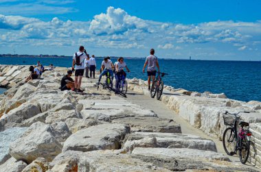 (Rimini, Covid-19 'un ortasında. 15 Haziran 2020, Rimini, İtalya: İtalya 'nın Rimini kenti şu anda çok büyük bir nüfusa sahiptir ve yeni Covid-19 vakaları kaydedilmemiştir. İnsanlar sahilin kıyısından geçerken görülüyor.