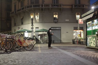 COVID salgını sırasında Milan caddeleri ve dükkanları, İtalya 