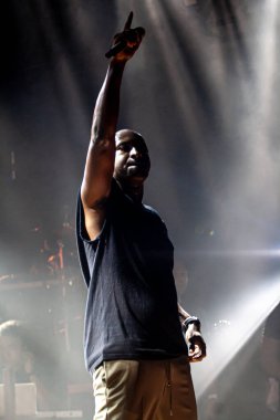 Sao Paulo 'daki Allianz Parque' da açık hava müzikali. 1 Ağustos 2020, Sao Paulo, Brezilya: Brezilyalı şarkıcılar yeni arabalı sinema formatında müzik şovlarını sunar