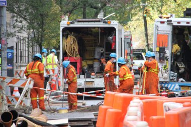 21 Ekim 2020, New York, ABD: Manhattan 'da 5. cadde ile Madison Bulvarı arasında Doğu 63. Cadde' de büyük bir gaz sızıntısı var. Kamu için herhangi bir tehlikeyi önlemek için yollar tıkanır ve...