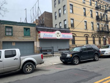 (Covid-19 'un ortasında bazı mağazalar yeniden açılıyor. 20 Nisan 2020, Brooklyn, New York, ABD: New York Eyaleti Valisi Andrew Cuomo 'nun 10 Mayıs' a kadar uzatma ve ev siparişine rağmen, Broo 'da bazı dükkanlar yeniden açılmaya başlandı