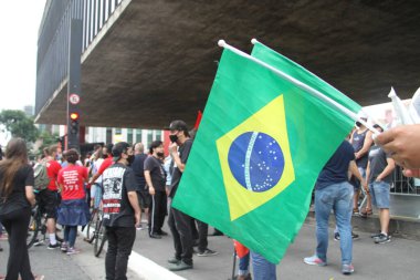 9 Ocak 2021, Sao Paulo, Brezilya: Paulista Caddesi 'ndeki MASP' de 60-64 yaşları arasında Sao Paulo 'nun anneleri ve Sao Paulo' nun doğu bölgesinden Mayıs ayının anneleri tarafından düzenlenen ücretsiz otobüs biletinin çekilmesine karşı barışçıl bir protesto.