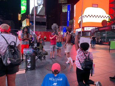 26 Aralık 2020, New York, ABD: Bazı Hintli vatandaşlar, Hint hükümetinin çiftçilere uyguladığı siyah yasaları protesto etmek için New York 'taki 64 sokak ile 5. Cadde' deki Hint konsolosluğunun önünde toplandı. Hükümetin istediğini iddia ettiler.