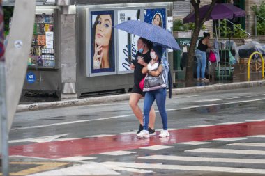 Sao Paulo (SP), 15 / 12 / 2020 - Paulista Bulvarı 'nda Yağmur ve Brezilya' nın Sao Paulo kentindeki Conosalaco Caddesi 