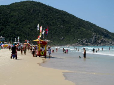 FLORIANOPOLIS, SC, 17.01.2020 - MOVIMENTACAO JURthe-INTERNACIONAL - Praia de Jurere Internacional Hareketi Florianopolis 'in kuzeyinde yer almaktadır. 