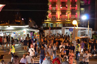 Maaş zammı talep eden protesto. 8 Ağustos 2020, Rimini, İtalya: Kutlamalar ve eğlencenin yanı sıra, daha iyi ücret ve güvenlik isteyen bazı insanların protestolarını da beraberinde getirdi. Ve tüm bu kümelenmelerle, Emi sakinlerini terk ediyor.