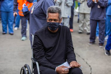  Brezilya, Sao Paulo - 29 Haziran 2020: Pacaembu kampanya hastanesi kapatıldı. Sao Paulo Belediye Başkanı Bruno Covas ve Sağlık Bakanı Edson Aparecido Pacaembu Kampanya Hastanesi 'nin kapatılmasına başladılar. Son hastalar nakledildi.