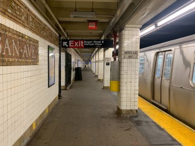 (Covid-19: metroda hareket var. Mayıs 02.2020, Brooklyn, New York, ABD: Coronavirüs salgınının ortasında Brooklyn 'de metroda insan dolaşımı