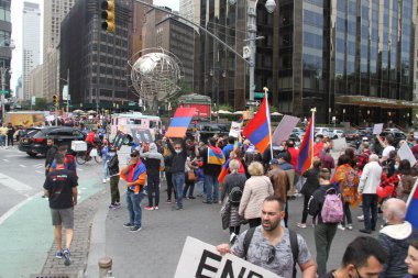 (New York 'taki Ermeniler için Barışı destekleyen barışçıl bir protesto. 10 Ekim 2020, New York, ABD: New York 'ta yaşayan bazı Ermeniler Ermeniler için Azerbaycan ile sınır anlaşmazlığına karşı protesto ve barış talebinde bulundu