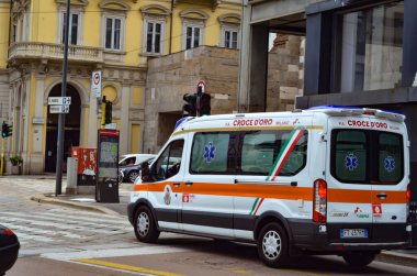 (INT) Covid-19: insanlar hareket. 18 Mayıs 2020, Milano, İtalya: 18 Mayıs Pazartesi günü İtalya 'nın Milano kentinde insan hareketi. Kent, nüfusun akroz etkisi yaratan kısmındaki sosyal izolasyonu gevşetme amaçlı tedbirleri çoktan kabul etti.