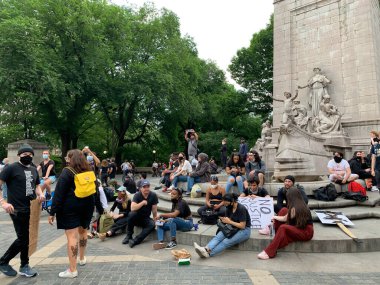 (Columbus Circle Trump Uluslararası Oteli 'nde George Floyd lehine barışçıl bir protesto. 2 Haziran 2020, New York, ABD: Protestocular Columbus Circle, Central Park 'taki Trump uluslararası oteline yürüyorlar.