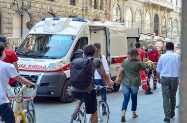 (Milano 'da bir bisikletçinin kazası oldu. 28 Mayıs 2020, Milano, İtalya: Kurtarma ekipleri bir kazada bisiklete binen genç bir kadının yardımına koştu ve birçok kişi bu durumdan etkilendi. 