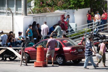 (INT) Covid-19: Copril 29,2020, Cotia, Sao Paulo, Brezilya: Cotia, Sao Paulo, Sao Paulo 'nun bu çarşamba günü geri çekilme olasılığı nedeniyle, insanlar Granja Vianna' daki Caixa Economica Federal (CEF) banka şubesinde kuyruğa girdiler.