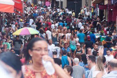 SAO PAULO, SP, 12.27.2019 - MOVEMENT - Sao Paulo şehir merkezindeki Rua 25 de Marco bölgesinde hareket   