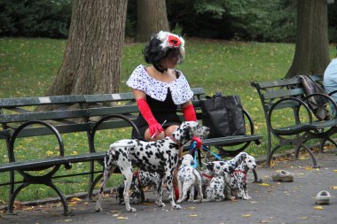 NOVA YORK (EUA), 05 / 02 / 2021 - MOVIMENTACAO CENTACAO PARK - Com a rescaldo da nevasca do dia anterior, nova-iorquinos e turistas sao vistos se divertindo se Central Park. Criancas fazendo snowboard, pessoas andando de carruagem, fazendo boneco de neve