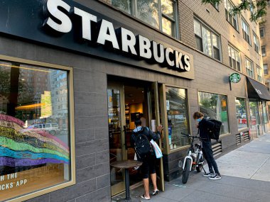 (Starbucks, Facebook reklamlarını nefret söylemini keserken durdurdu. 29 Haziran 2020, New York, ABD: Starbucks sosyal medyadaki nefret söylemini durdurmak için Facebook, Instagram ve Twitter platformlarındaki reklamlarını şu şekilde durdurdu