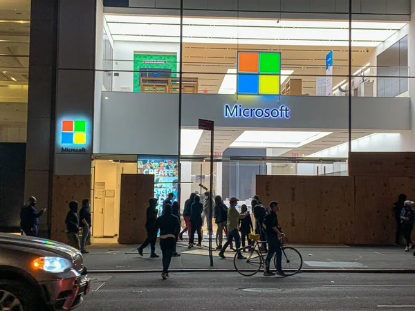 Novo Manifestantes Saquear Loja Microsoft Avenida Junho 2020 Nova York — Fotografia de Stock