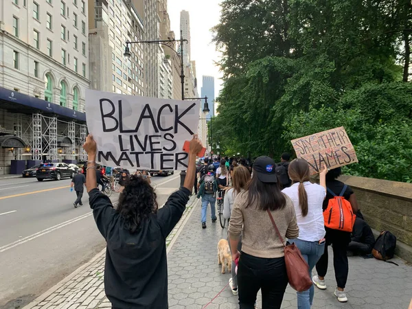 在哥伦布圆环特朗普国际酒店 Trump International Hotel Columbus Circle 举行的支持乔治 弗洛伊德的和平抗议 2020年6月2日 美国纽约 — 图库照片