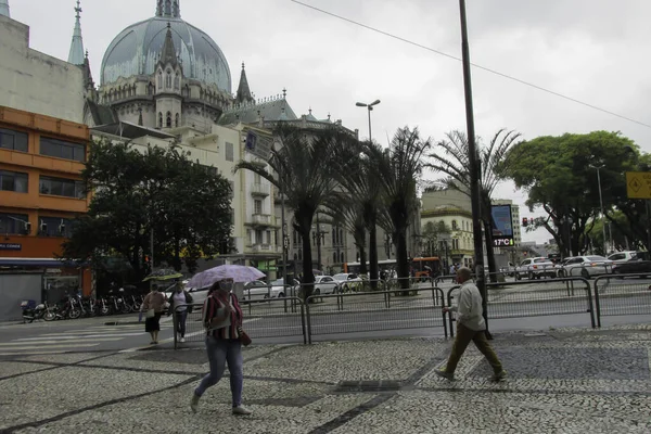 サンパウロで寒さと雨の日 2020年10月16日ブラジル サンパウロ市 市庁舎周辺の気象条件は寒くて雨が多く ジャケットやレインコート 傘を使うことができます — ストック写真