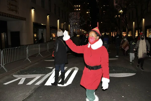 新概念英语第一册人们排队观看洛克菲勒圣诞树照明 美国纽约州 2020年12月6日 人们排成长队观看纽约洛克菲勒中心的洛克菲勒圣诞树照明 — 图库照片