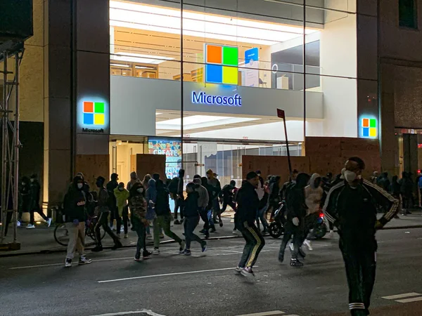 Novinka Protestující Drancují Microsoft Store Avenue Června 2020 New York — Stock fotografie