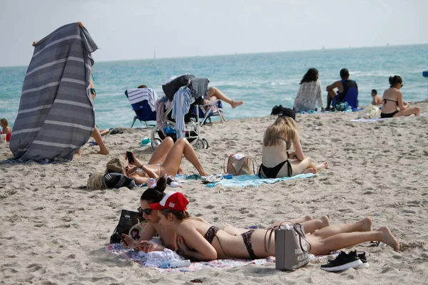Miami 사람들 마이애미 해변에서 시간을 — 스톡 사진