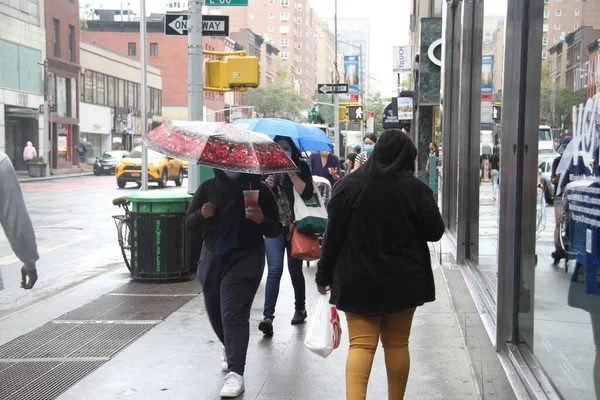 Σεπτεμβρίου 2020 Νέα Υόρκη Ηπα Μια Ελαφριά Βροχόπτωση Αναγκάζει Τους — Φωτογραφία Αρχείου