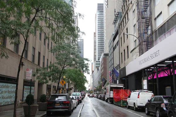 2020年9月1日 ニューヨーク 今朝のニューヨークでの光の雨は 保護のために傘を使用することを余儀なくされているいくつかの人々と観光客のルーチンを変更します Niyi Fote Thenews2 預金写真 — ストック写真