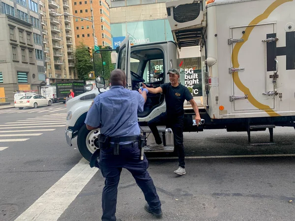 Nuovo Gli Agenti Polizia Distribuiscono Maschere Alla Gente Manhattan Giugno — Foto Stock