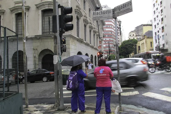 圣保罗又冷又雨 2020年10月16日 巴西圣保罗 圣保罗市政厅及其周边地区的天气状况寒冷多雨 人们不得不穿上夹克 雨衣和雨伞 — 图库照片