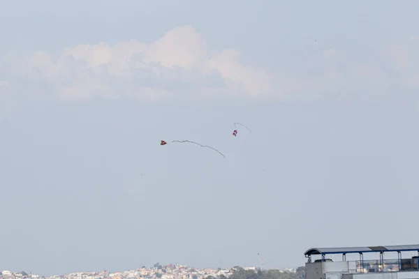 Covid 检疫期间放风筝 2020年5月21日 巴西圣保罗 在圣保罗南部的卡波雷东多地区 由于检疫原因 放飞了没有面具和距离的风筝 — 图库照片