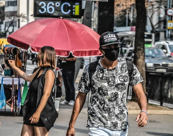 Sao Paulo 10 / 13 / 2020 - Sao Paulo 'daki Avenida Paulista bölgesinde hareket / iklim ve sıcak hava