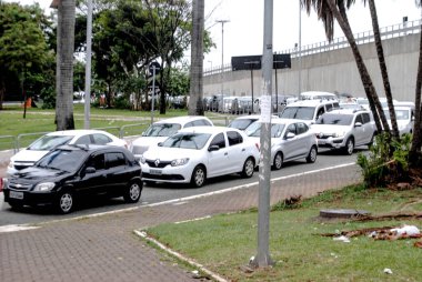 Tiete otobüs terminalinde hareket var. 27 Aralık 2020, Sao Paulo, Brezilya: Tiete otobüs terminalindeki tatillerde insanların büyük hareketi