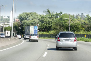 (COVID-19: Cotia 'da hareket. 31 Mart 2020, Cotia, Sao Paulo, Brezilya: Cotia şehrinde birçok kapalı işletmeye rağmen, insanlar covid-19 salgını nedeniyle izolasyon kararına saygı göstermiyorlar
