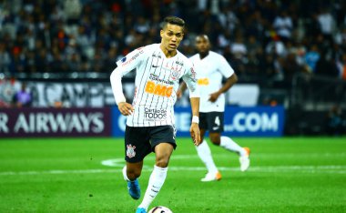SAO PAULO - 22 Eylül 2019: CORINTHIANS-FLUMINENSE Pedrinho, Sao Paulo 'nun doğu yakasındaki Arena Corinthians' da Copa Sudamericana 'nın çeyrek finali için geçerli bir maçta Caio Henrique' e hareket ediyor.