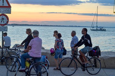 Saat 6 'dan sonra Rimini' de maske kullanmak zorunludur. 6 Eylül 2020, Rimini, İtalya: Eylül ayının ilk haftasında, limanda ve Rimini sahilinde ağır bir turist ve İtalyan hareketi var.