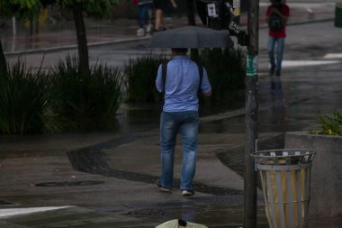 Sao Paulo (SP), 15 / 12 / 2020 - Paulista Bulvarı 'nda Yağmur ve Brezilya' nın Sao Paulo kentindeki Conosalaco Caddesi 