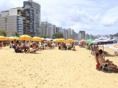 Itapoa plajında insan dolaşımı. 16 Ocak 2021, Vila Velha, Espirito Santo, Brezilya: Espirito Santo 'nun Vilha Velha kentindeki bu çok sıcak Cumartesi günü Itapoa plajında insanların hareketi 