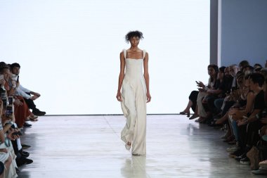 SAO PAULO, SP, 10 / 17 / 2019 - SPFW N48 - Perşembe gecesi Sao Paulo 'daki Ibirapuera Park' taki Pavilhao das Culturas Brasileiras 'taki SPFW N48 marka geçit töreni 