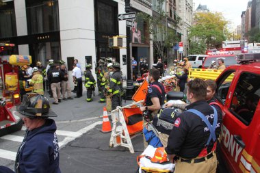 (Central Park yakınlarında büyük bir gaz sızıntısı var. 21 Ekim 2020, New York, ABD: Manhattan 'da 5. cadde ile Madison Bulvarı arasında Doğu 63. Cadde' de büyük bir gaz sızıntısı var. Yolları kapatır 