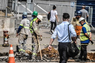 Sao Paulo 10 / 13 / 2020 - Sao Paulo 'daki Avenida Paulista bölgesinde hareket / iklim ve sıcak hava