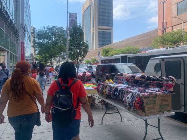 Harlem (ABD), 01 / 08 / 2020 - TRAVEL / VENDORS / STREETS / USA - Sokak satıcıları kaldırımlar boyunca görülürken, insanlar bu Cumartesi (1.)