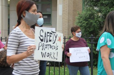 7 Ekim 2020, Forest Hill, New York, ABD: Bazı aileler New York eyalet valisinin okulları kapatma kararına tepki olarak 71-25 St. Forrest Hills, New York 'taki Devlet Okulu 196' da protesto eylemi düzenlediler. Phil Won, MSK 24 Topluluk Eğitimi Başkanı
